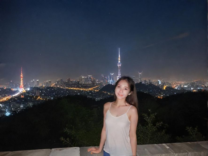 一家高级夜场会所的入口，霓虹灯光璀璨，营造出神秘而诱惑的都市夜景。