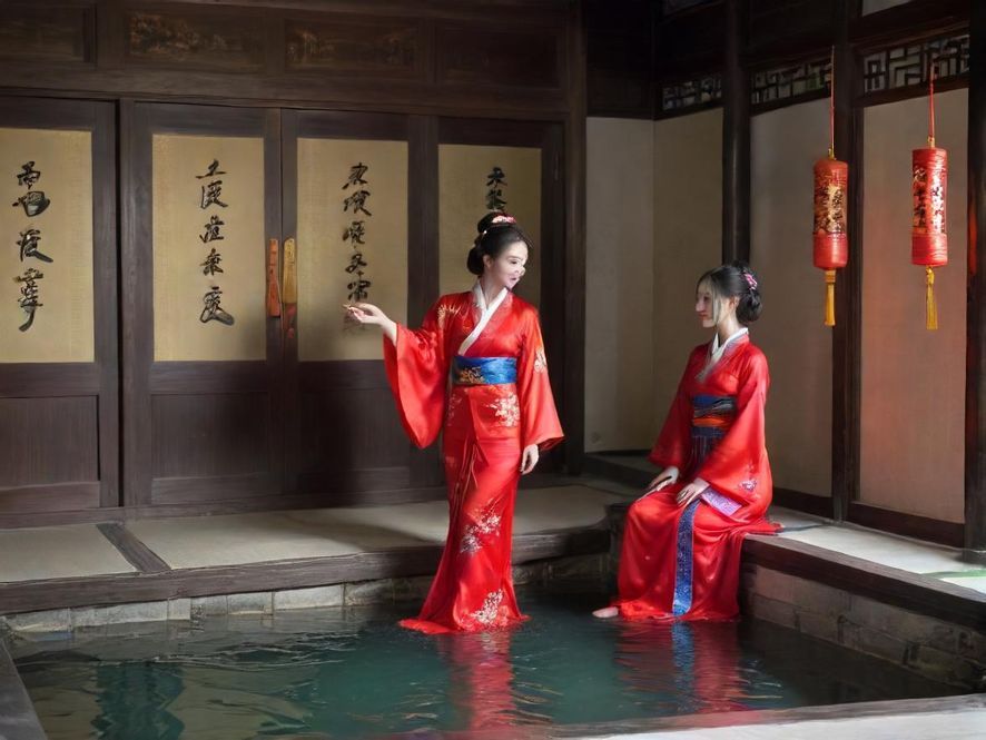 一处装饰奢华、灯光柔和的水疗中心室内泳池，水波粼粼，营造出宁静舒适的氛围，让人心生向往。