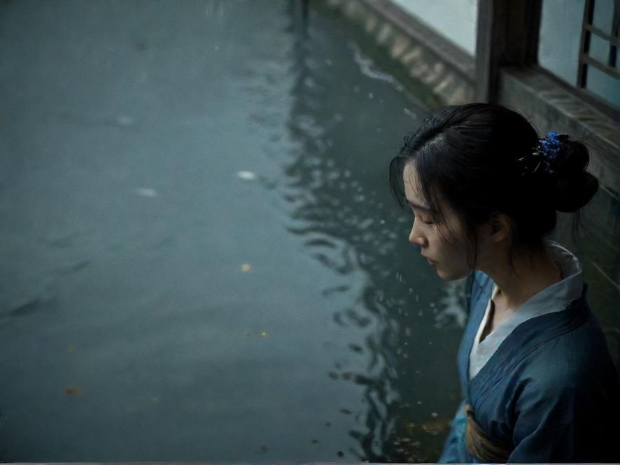 温暖舒适的桑拿房内部，蒸汽缭绕，让人倍感放松