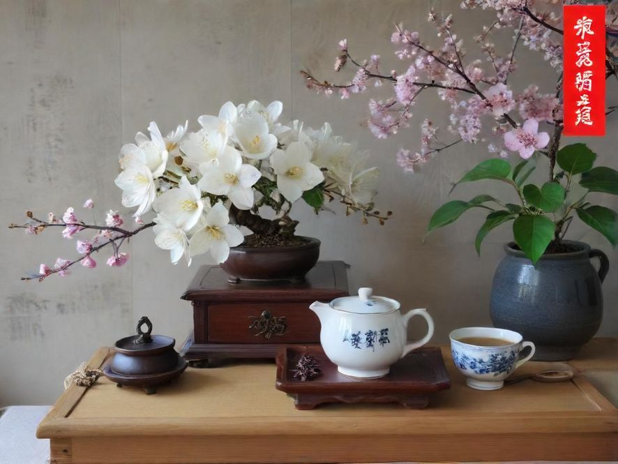 一品香广州百花丛中的典雅茶室,温馨的光线透过窗棂,映照在充满东方美学韵味的室内,精美的鲜花点缀其间,营造出宁静而奢华的氛围。