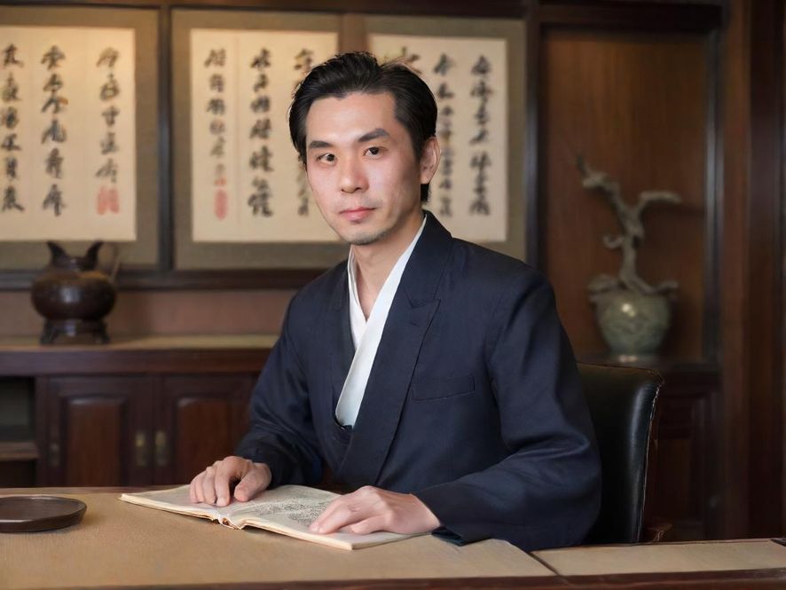 一位年轻人特写，在绿植环绕的温馨咖啡馆中享受放松时光，画面充满治愈感。