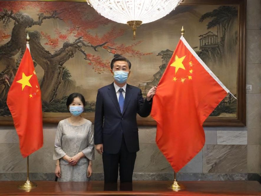 一群朋友在咖啡馆里轻松愉快地交流,分享手机上的内容,展现社群的温暖与活力