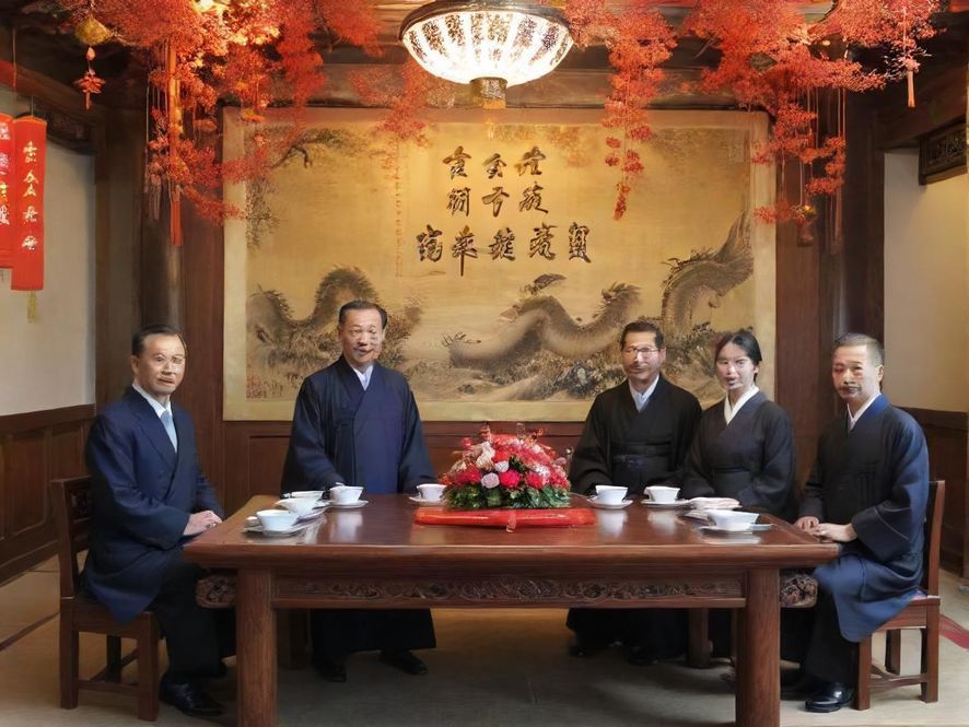 广东某高端休闲会所,在岭南园林风格的背景下,展现出一种宁静而奢华的氛围。